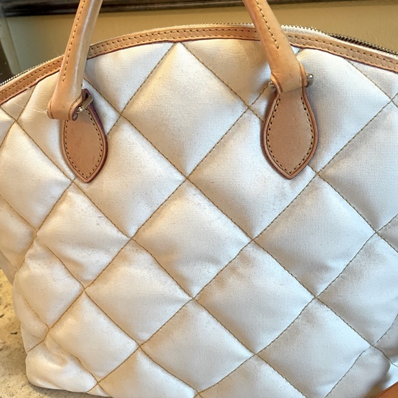 A CLASSIC. WHITE & TAN TUFTED STANDS OUT FOR SURE! - Picture 4 of 15